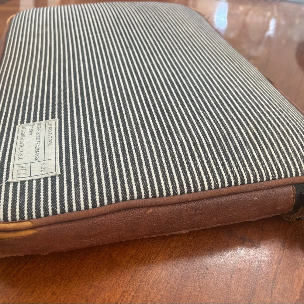 Laptop sleeve